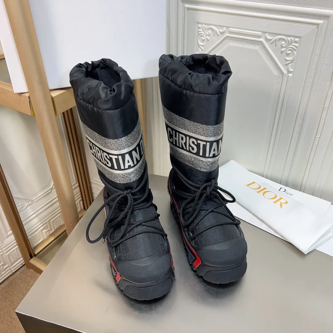 Men's shoes p600! The highest version on the market, Dior Dior's king style snow boots, ski boots, fat and cute, so cute →_→ from the DiorAlps limited series, unique. Shiny nylon Oblique print upper with criss-cross straps for an ideal fit. The technical fabric of the boot shaft, short-cut version, can be worn in the city or in the mountains. It makes the calf slimmer and taller, warm and concave. The boot shaft and sole are made of original waterproof padded lining. The embroidered fabric is original star ⭐ rubber non-slip thick sole and multi-module combination outsole. The size is 35-40. 41Customized